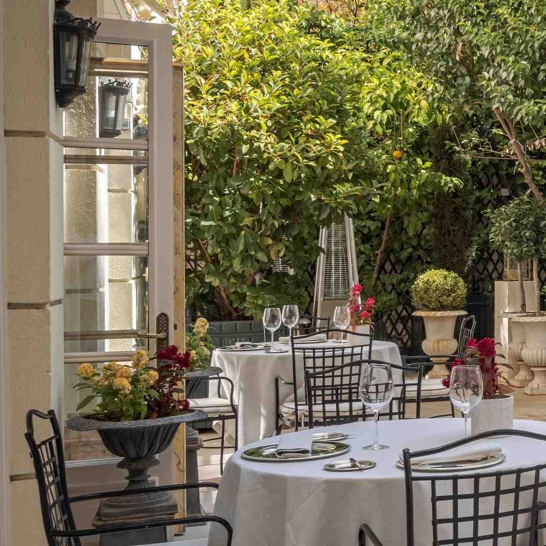restaurante con terraza jardin orfilia 